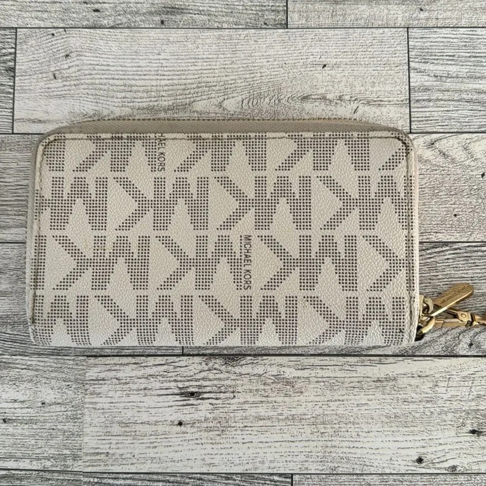 Michael Kors Cream and Tan Signature Satchel - Picture 16 of 17